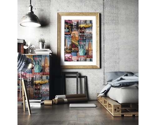 Wohnraum mit einem gerahmten Bild von New York, einem Schrank mit einem ähnlichen Motiv und einem Bett auf einer Palette