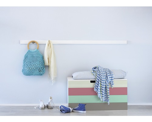 Wandgarderobe mit Tasche, Schal, Schuhen und Spielzeugkiste im Flur