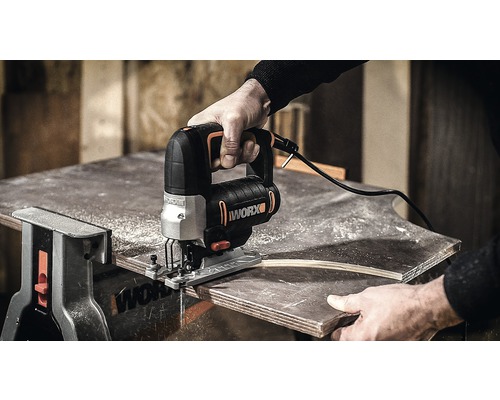 Eine Stichsäge der Marke WORX schneidet Holz.