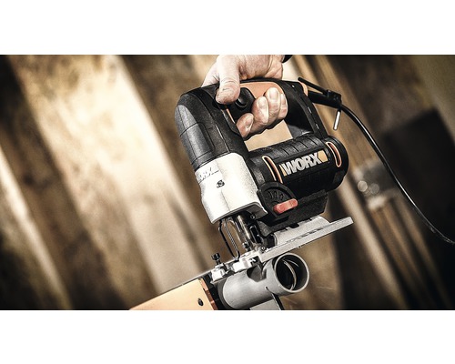 WORX Stichsäge beim Schneiden eines Rohres