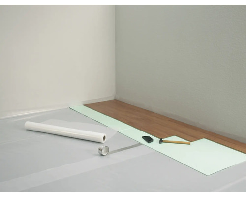 Szene mit Laminatverlegung, inklusive Trittschalldämmung, Dampfbremse, Hammer und Zugeisen.