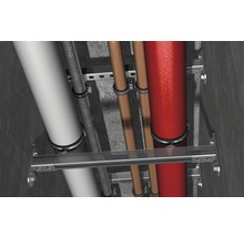 Verschiedene Rohre sind mit Rohrschellen an einer Metallschiene befestigt.