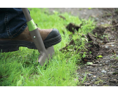 Person mit Spaten zum Rasenkantenstechen