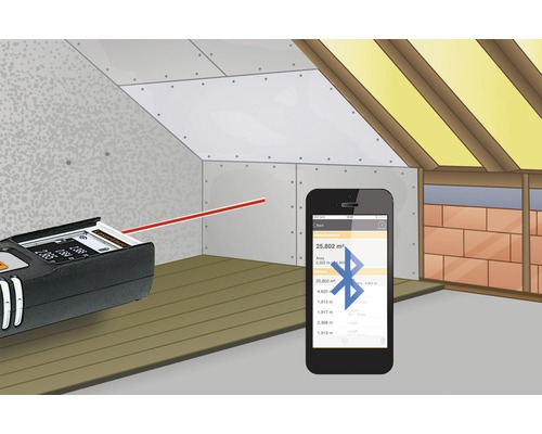 Raummessung mit Laserentfernungsmesser und Smartphone-App in einem Dachgeschoss