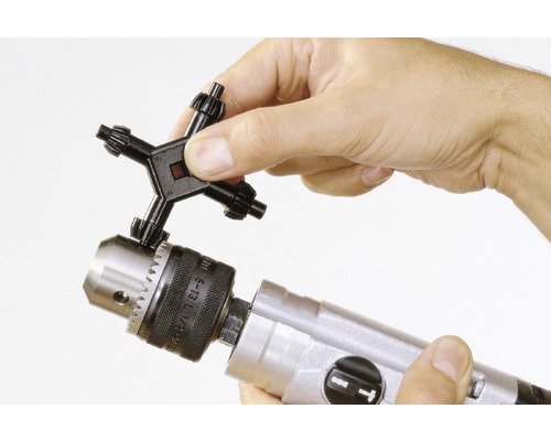 Ein Bohrfutter-Schlüssel wird in ein Bohrfutter eingeführt.