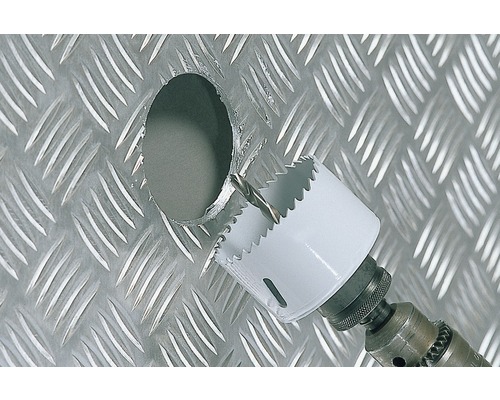 Lochsäge bohrt Loch in Metall