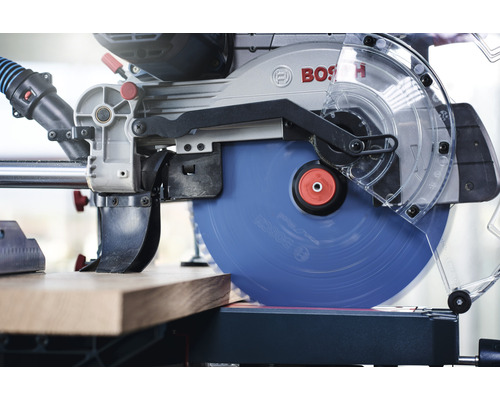 Bosch Kappsäge beim Sägen eines Holzstücks.