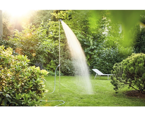 Gartenszene mit laufender Außendusche auf einer Rasenfläche