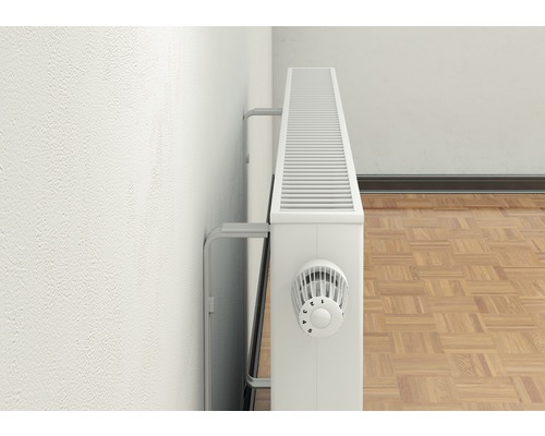 Heizkörper an Wand mit Thermostat