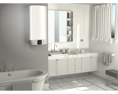 Badezimmer mit Badewanne, Waschbeckenunterschrank und Warmwasserbereiter