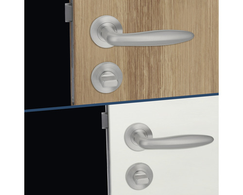 Türbeschläge mit Türklinke und Rosettengarnitur an Holztüren