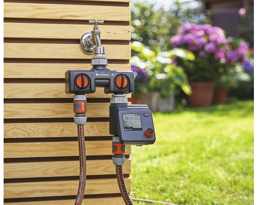 Gardena Wasserverteiler mit Bewässerungscomputer am Wasserhahn montiert