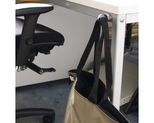 Taschenhaken am Schreibtisch mit hängender Handtasche