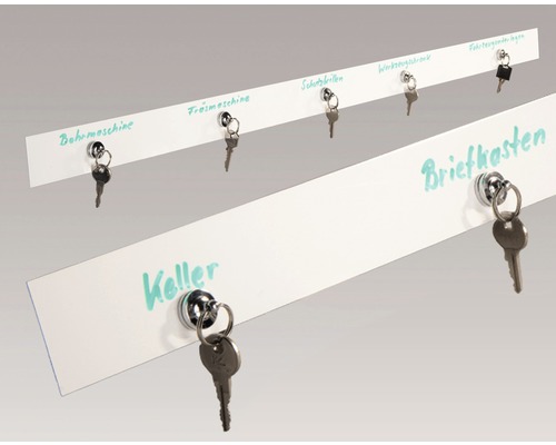 Zwei weiße Schlüsselbretter mit Aufschriften und Schlüsseln