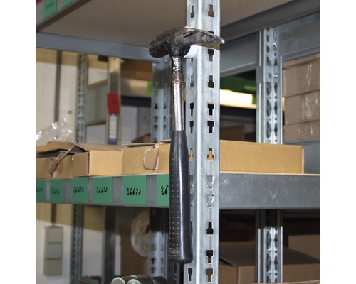 Hammer an einem Regal