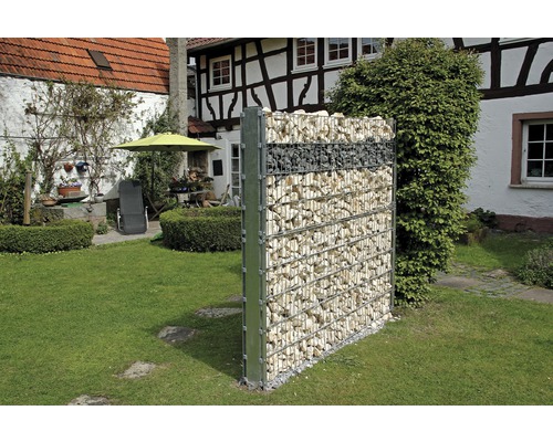 Gabionenwand im Garten mit Haus im Hintergrund