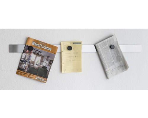 Magnetleiste an der Wand mit Zeitschrift, Notiz und Zeitung befestigt