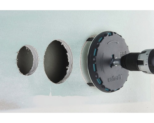 Wolfcraft Lochsäge im Einsatz an einer Wand