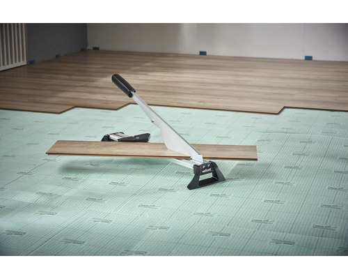 Laminatschneider schneidet Laminat auf Unterlage