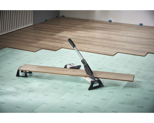 Laminatschneider im Einsatz auf Trittschalldämmung beim Laminatverlegen