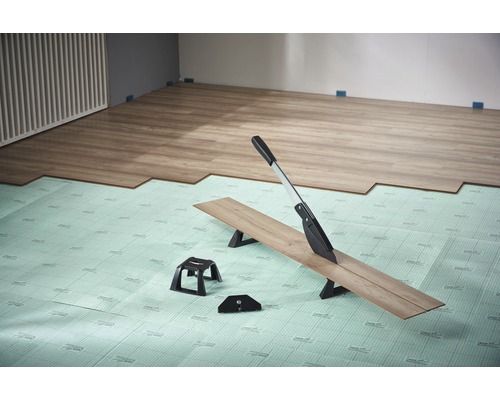 Laminatschneider im Einsatz auf Dämmunterlage mit Laminatboden im Raum