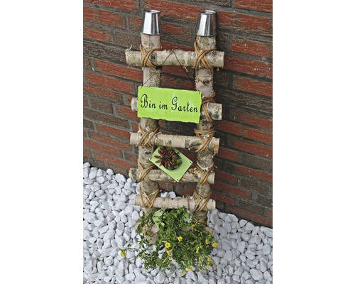 Dekorative Leiter aus Birkenholz mit Pflanzen und dem Schild ''Bin im Garten'' als Gartendekoration