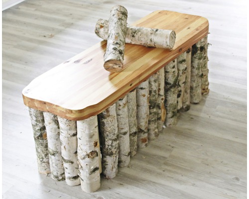 Holzbank mit Birkenstämmen als Beine und Holzplatte als Sitzfläche