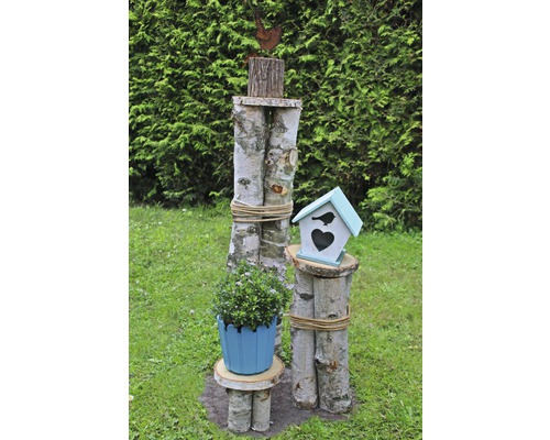 Dekorative Gartenszene mit Vogelhaus, Pflanzgefäß und Metallhahn
