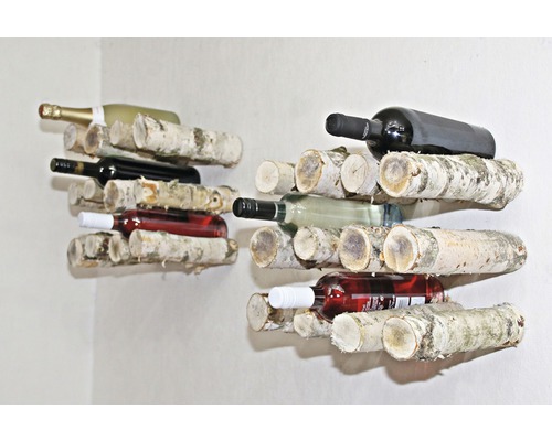 Zwei Weinregale aus Birkenholz mit Weinflaschen an einer Wand