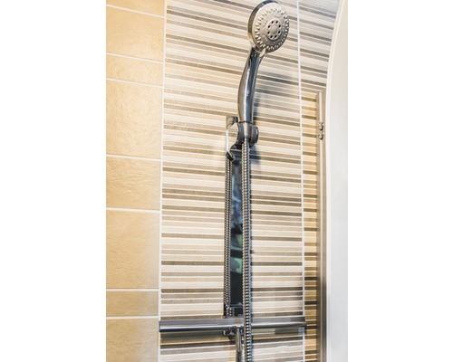 Handbrause mit Brauseschlauch und Brausestange im Badezimmer