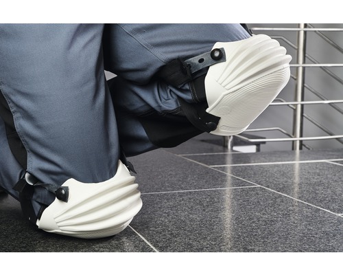 Person kniet mit Knieschonern