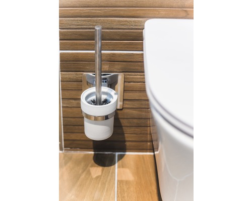 Toilettenbürste und Toilettenschüssel in einem Badezimmer