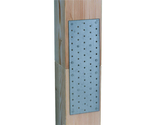 Holzkonstruktion mit gelochter Metallplatte und Schrauben zur Befestigung