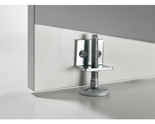 Detailansicht eines Möbelfußes mit Montagehalterung zur Höhenverstellung