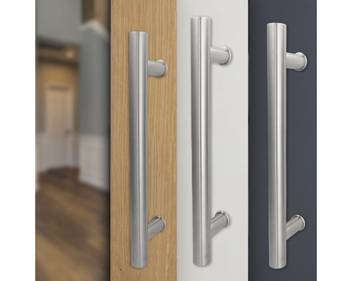 Drei Türgriffe aus Edelstahl an verschiedenen Türen