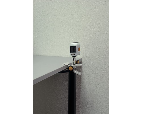 Linienlaser mit Klemme auf einem Tisch