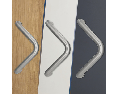 Drei V-förmige Türgriffe aus Metall auf unterschiedlichen Oberflächen