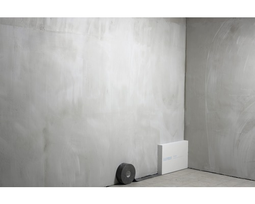 Raumecke mit verputzten Wänden, Dämmplatten und Dichtband