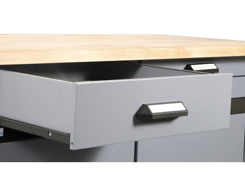 Geöffnete Schublade an einer Werkbank