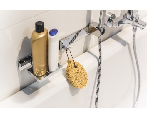 Badezimmer mit Badewannenarmatur, Ablage für Shampoo und Badeschwamm