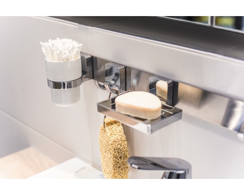 Badezimmerausstattung mit Behälter für Wattestäbchen, Seifenschale, Seife und Badeschwamm