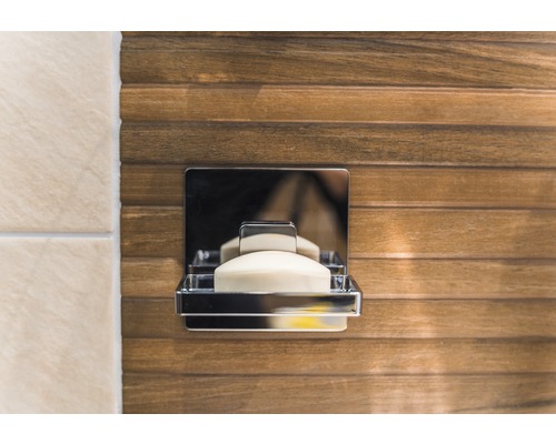 Seifenschale aus Metall mit Seife an einer Holzwand