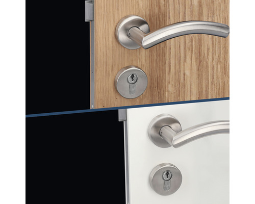 Türbeschlagset mit Griff und Schloss auf Holztür und weißer Tür