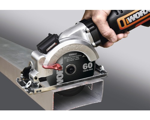 WORX Handkreissäge beim Schneiden eines Metallstücks.