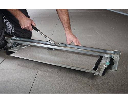 Fliesenschneider im Einsatz zum Zuschneiden von Fliesen