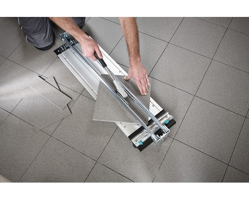 Fliesenschneider im Einsatz zum Schneiden einer Fliese