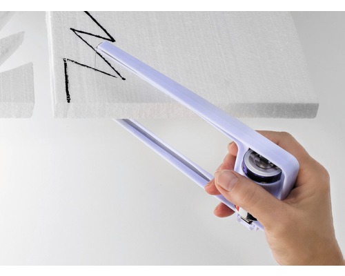 Styroporschneider beim Schneiden eines Styroporblocks