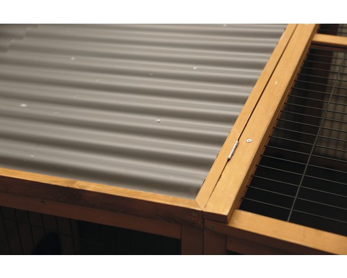 Detailansicht eines Kleintierstalls mit Bitumendach und Gitterelementen