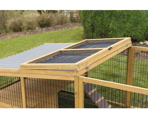 Detailansicht eines Kleintierstalls mit geöffnetem Gitterdach und Rampe