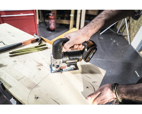 Akkustichsäge im Einsatz beim Schneiden von Holz